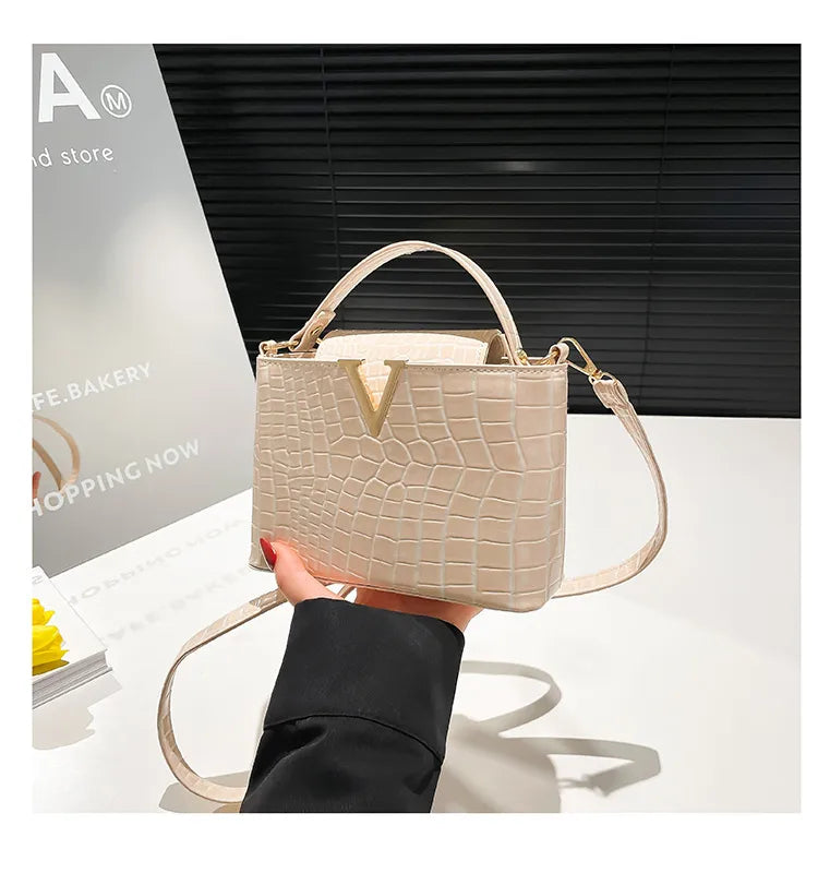 ๐ "V" Buckle Snake Skin Handbags ๐