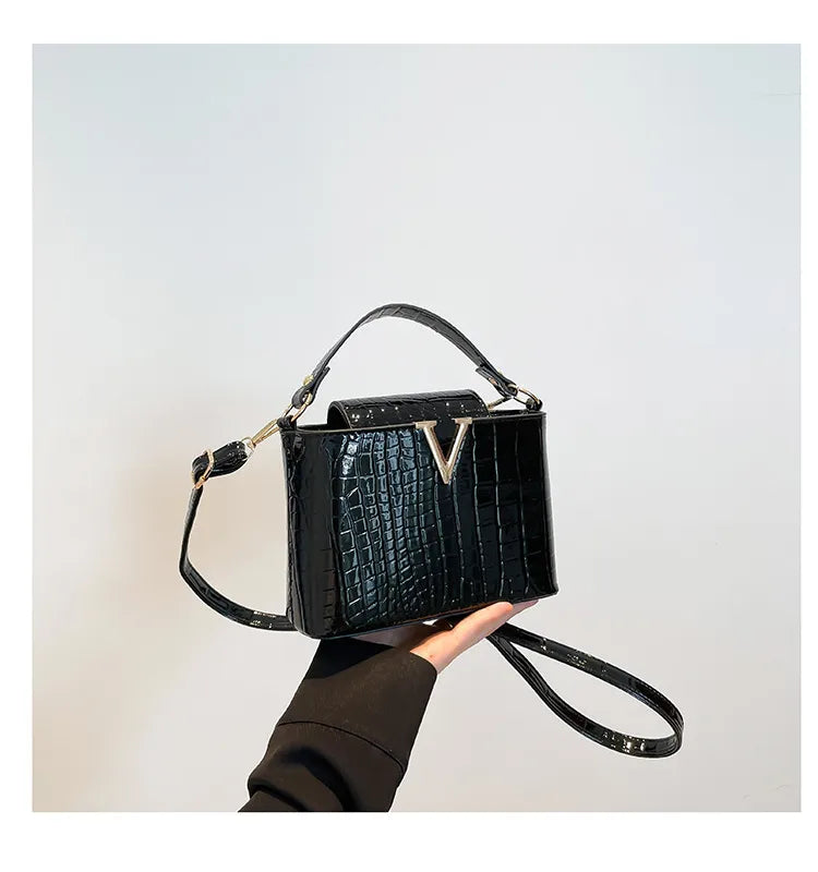 ๐ "V" Buckle Snake Skin Handbags ๐