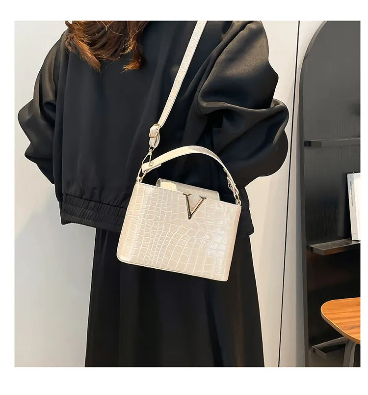 ๐ "V" Buckle Snake Skin Handbags ๐
