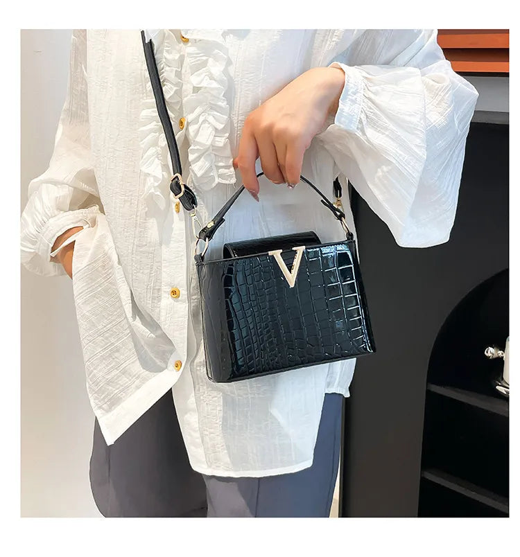 ๐ "V" Buckle Snake Skin Handbags ๐