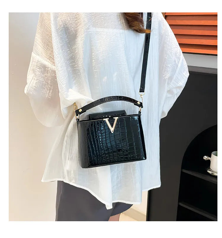 ๐ "V" Buckle Snake Skin Handbags ๐