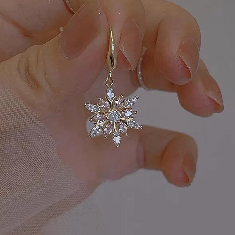 ❄️ Golden Christmas Vintage Snowflake Earrings ❄️