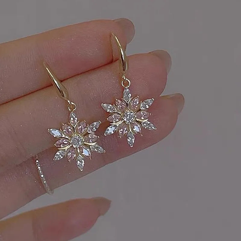 ❄️ Golden Christmas Vintage Snowflake Earrings ❄️
