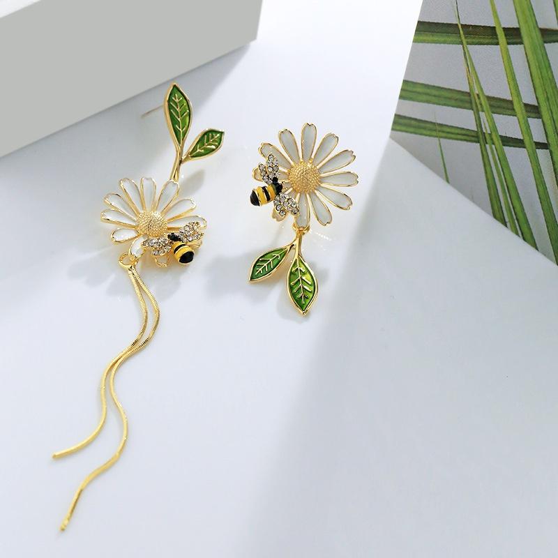 🐝 Asymmetric Daisy Tassel Earrings 🐝