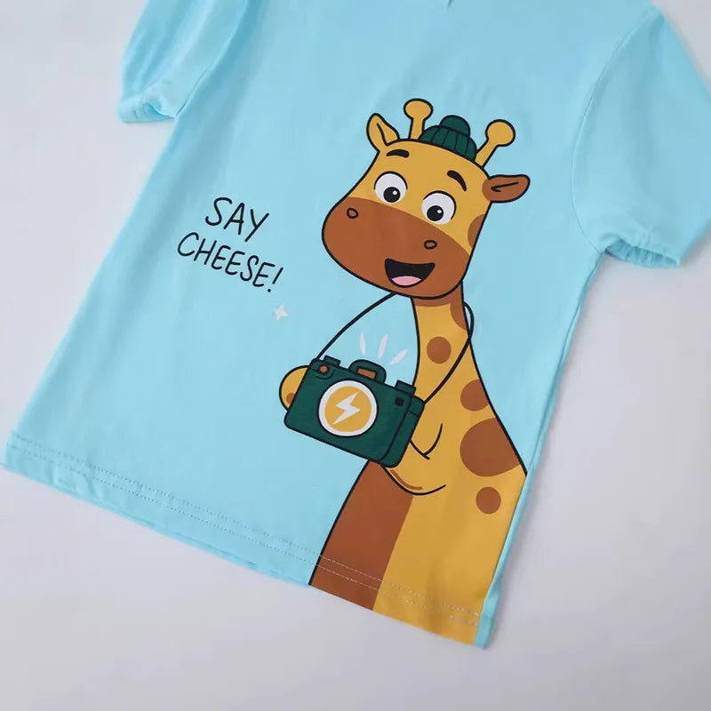 🦒📸 Say Cheese! Cute Giraffe T-Shirt 📸🦒