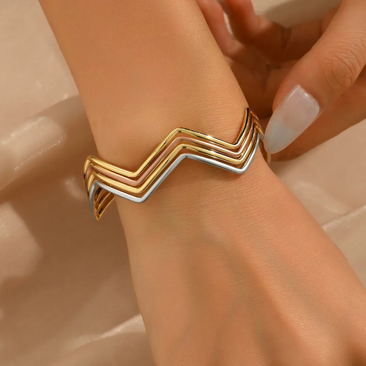 ✨ One Piece Multi-Layer Geometric Wave Bracelet ✨
